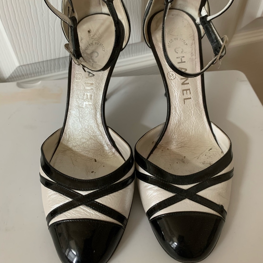 CHANEL CAP TOE BLACK AND WHITE PUMPS SIZE 6.5